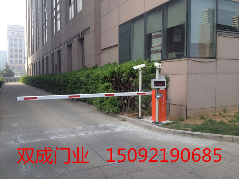 車庫車牌識別道閘安裝 
